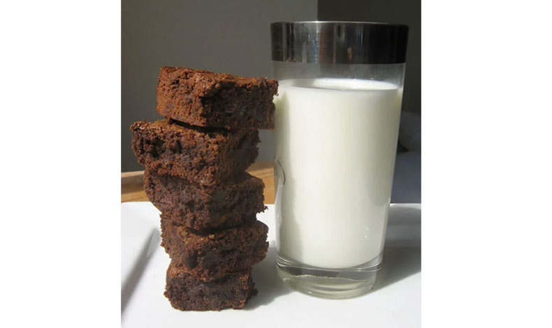 Madre prepara Brownies con su propia leche