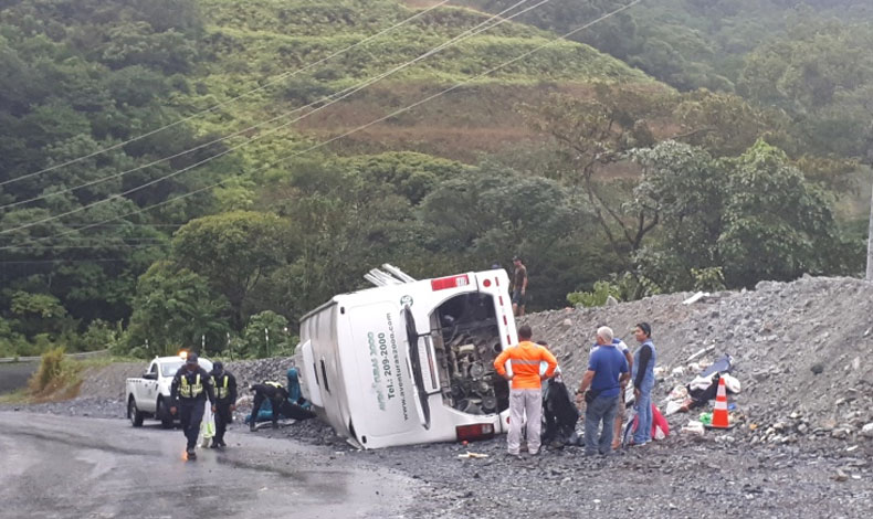 25 personas resultaron heridas en volcamiento de bus en Coln