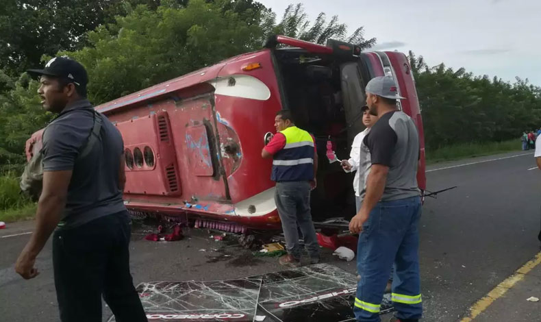 Bus que recogi pasajeros fuera de ruta termin volcado