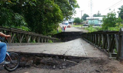Se cae el puente de la quebrada Camazn en Alanje