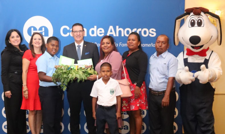 Caja de Ahorros realiza premiacin a los mejores Huertos Escolares