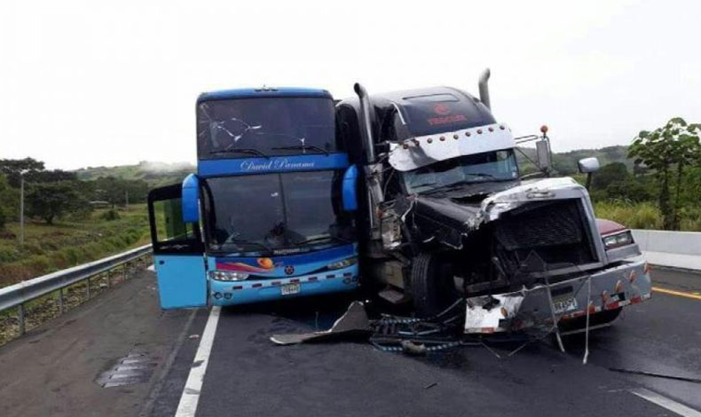 Bus es chocado por un camin articulado