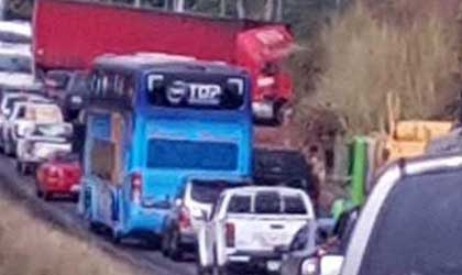 Por desperfecto en un camin articulado, hubo una tremenda tranca