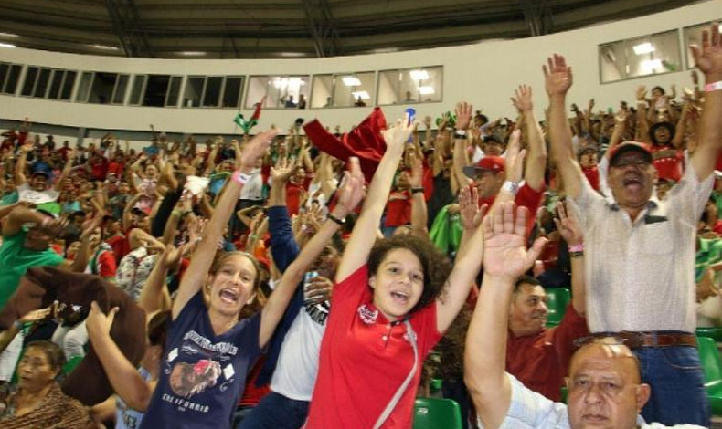 Gran alboroto en el estadio Kenny Serracn