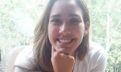 Carla Pino, muestra una serpiente en su cuello