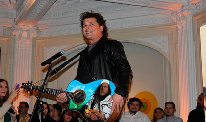 Carlos Vives dona su guitarra