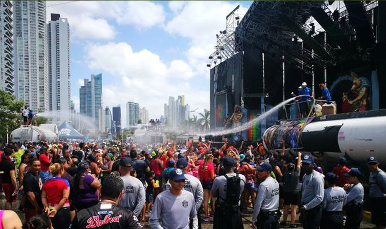 Festejos de carnaval en la Cinta Costera