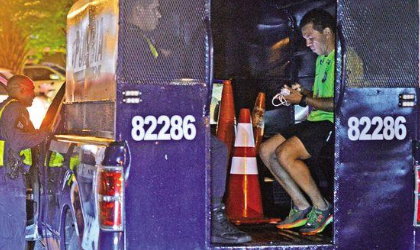 Le sacan una pistola a Luis Cas�s