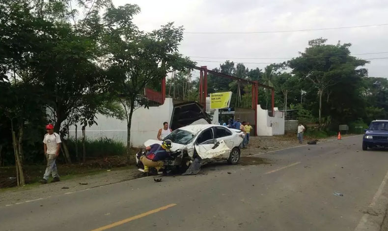 Qued lesionado luego de estrellarse contra una alcantarilla