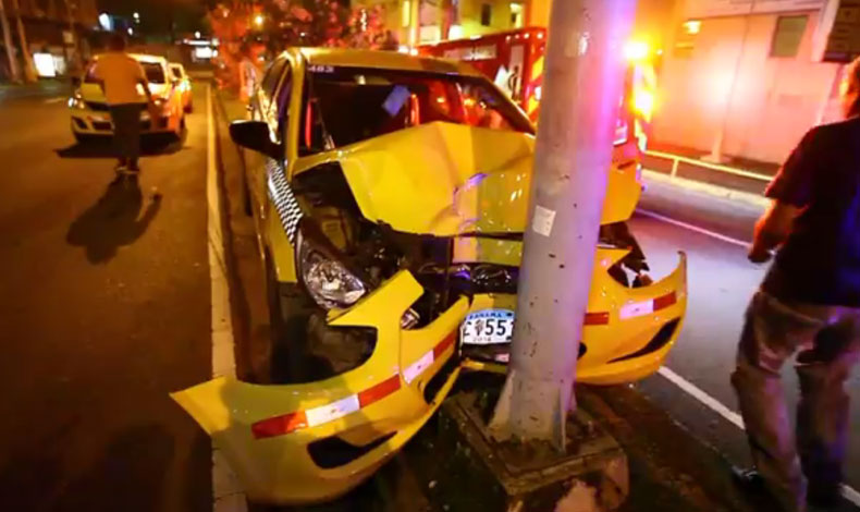 En Bella vista, un taxista choc contra poste del tendido elctrico