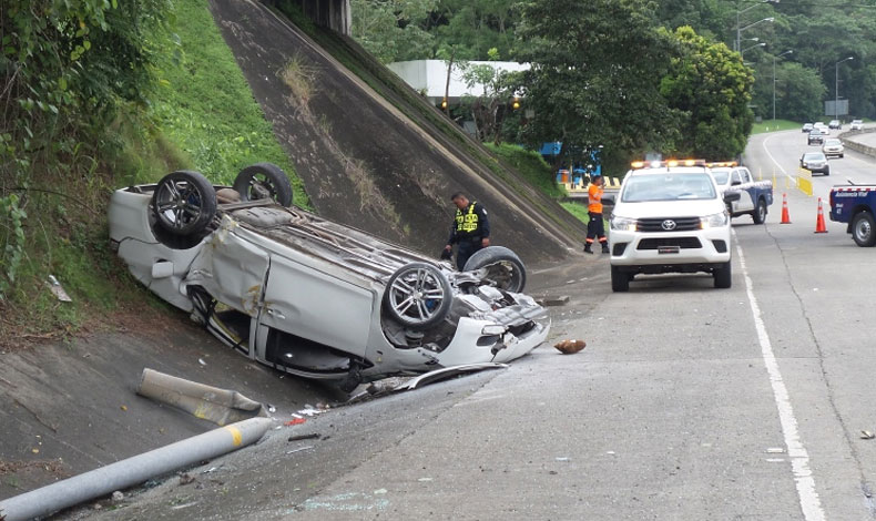 Vehculo vuelca en el Corredor Norte