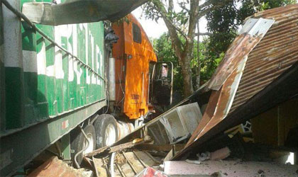 Camin choca vivienda, dejando a cuatro personas heridas