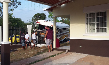 Conductor pierde el control de bus y se estrella contra la cerca de una casa