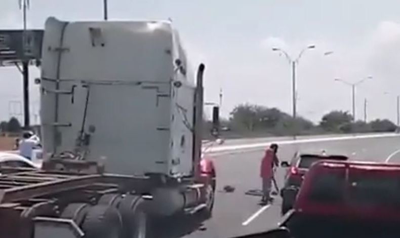 l Juega Vivo, personas cobran peaje por pasar en Panam Norte