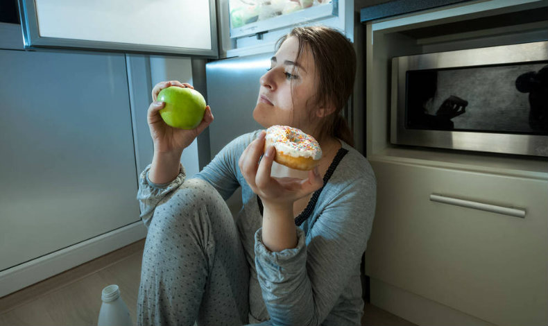 Es malo comer luego de la siete de la tarde?