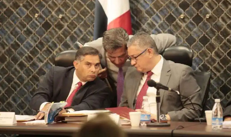 Se aprueba la recomendacin de Moore y Tovar por parte de la Comisin de Credenciales