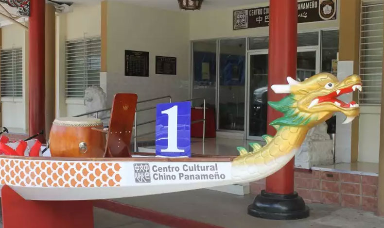 Se realiza la carrera de botes de dragn en la playita del Gamboa Resort