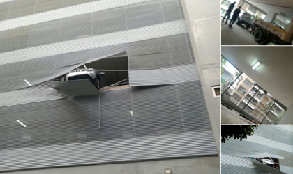 Conductor casi cae de un segundo piso con su auto