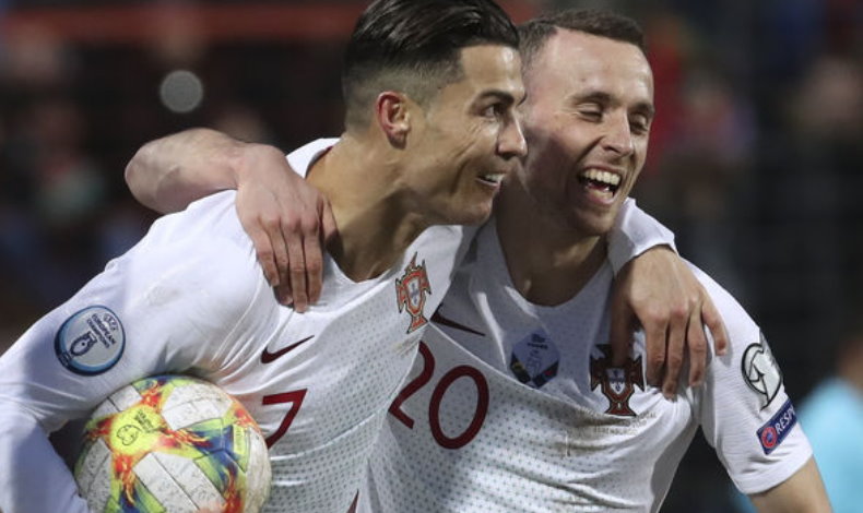 Cristiano Ronaldo anota su gol 99 en el pase de Portugal a Euro 2020