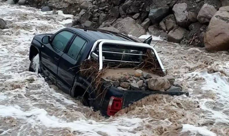 Por poco el rio se lo lleva y muere