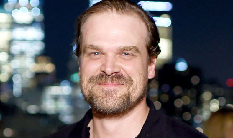 David Harbour cumpli su palabra