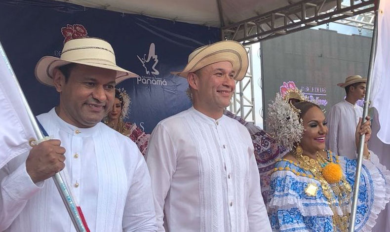 Desfile de las Mil Polleras paraliza Las Tablas