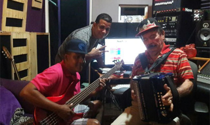 Dorindo Crdenas y Lucho de Sedas versionan Vuelvo al Festival.