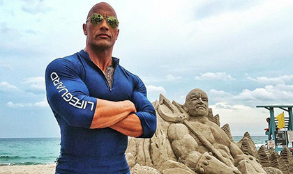 Dwayne Johnson defiende Baywatch ante la crtica