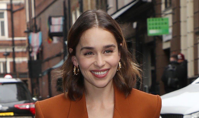 Emilia Clarke luce una chaqueta noventera estilo Oversize