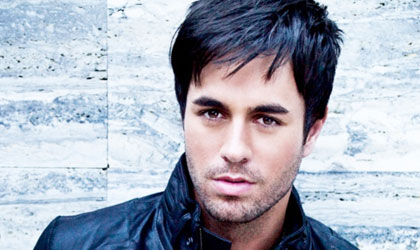Enrique Iglesias mostr un detalle de la filmacin Sbeme la Radio en Cuba