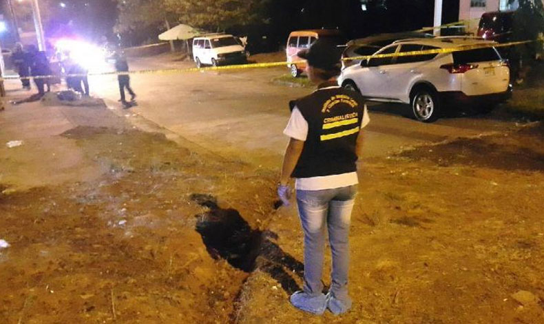 Delincuente entra a robar a una casa y termina muerto