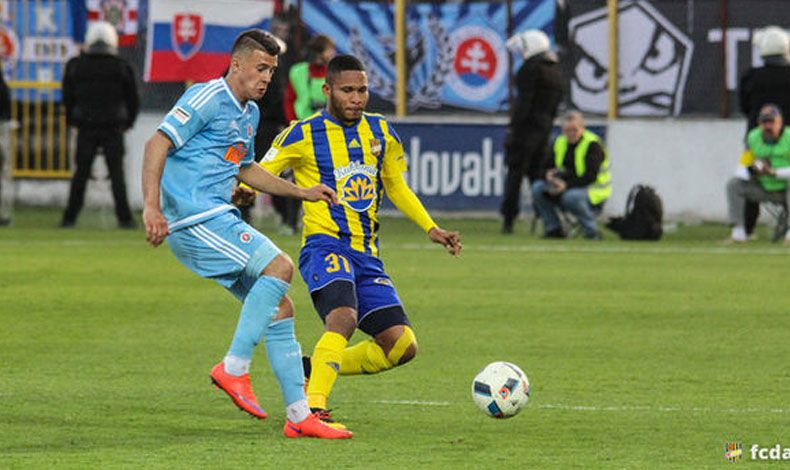Erick Davis se luce en el ftbol de Eslovaquia