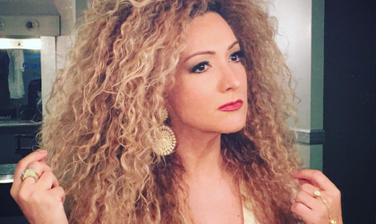 Erika Ender feliz con su Grammy