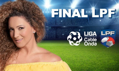 Erika Ender, cantar el Himno Nacional en la Liga Panamea de Ftbol, en su gran final