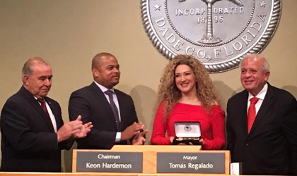 Erika Ender recibi con honor la llave de la ciudad de Miami
