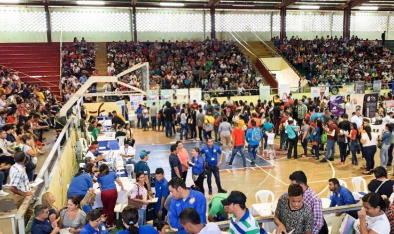 Cientos de personas acuden a Feria de Trabajo