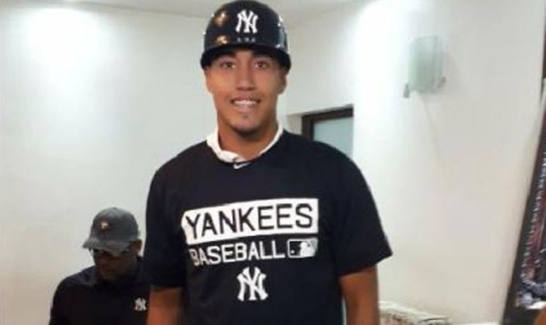 Juan Diego Crip firm con los Yankees de Nueva York