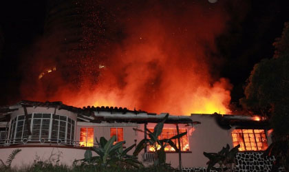 Fuego consume una casa de Altos de La Cresta