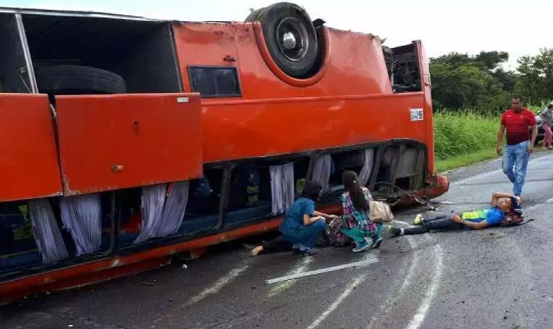 Fuerte choque de bus deja 30 personas heridas
