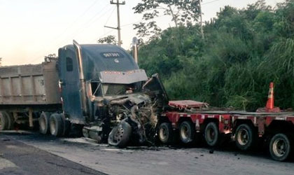 Choque de dos mulas causa congestin vehicular en la va Centenario
