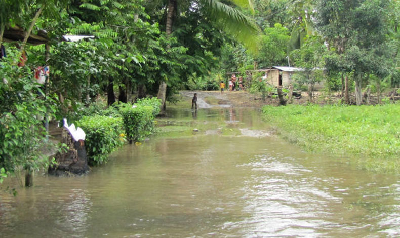 Fuertes lluvias causan desbordamiento de quebradas y ríos