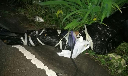 Hallan cuerpo sin vida de una mujer a orillas de carretera