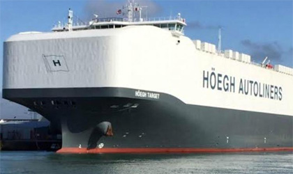 El Hegh Target cruzar el Canal de Panam