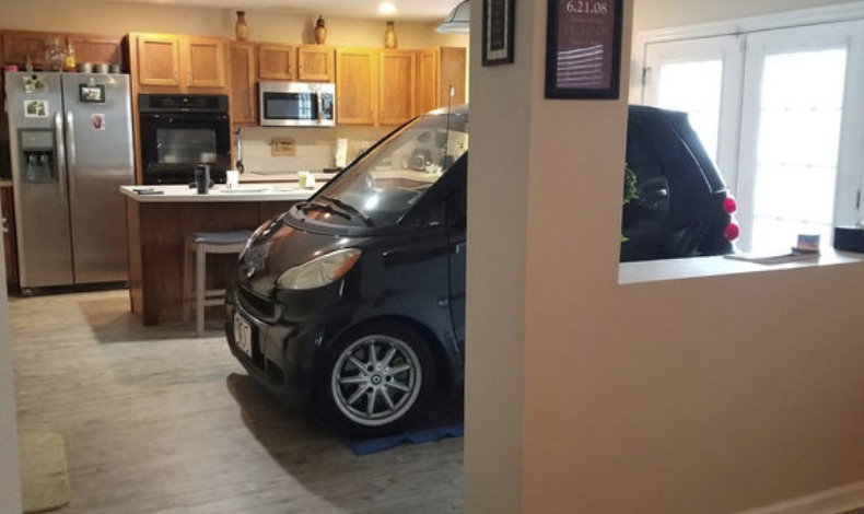 Hombre protege si carro estacionndolo en la cocina para protegerlo del huracn