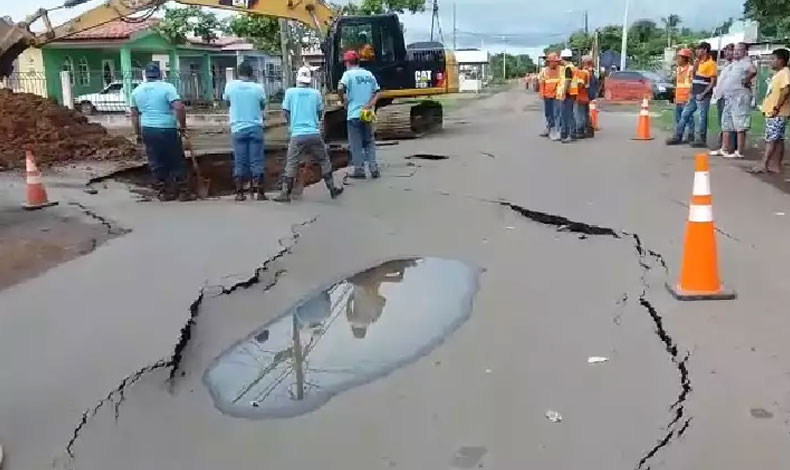 Fuga de agua y paso de vehculo pesado causa hundimiento de va