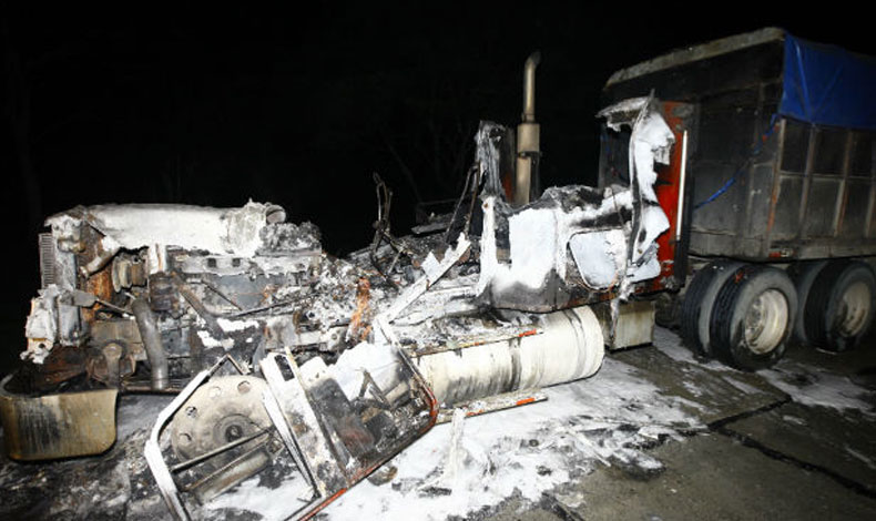 Camión articulado se incendia en Colón