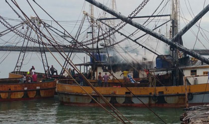 Bomberos controlan incendio en embarcacin en el Puerto de Vacamonte