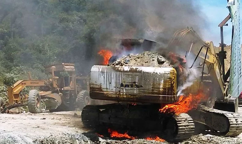 Bomberos controlan incendio de retroexcavadora en Villa Gabriela