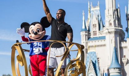 James White, celebr en el desfile de gala de Disney la victoria del Super Bowl