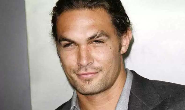 Jason Momoa le las lneas con mala disposicin